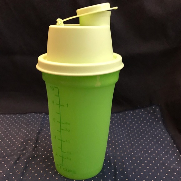 Tupperware Mini Quick Shake Container Rare Lime - Picture 5 of 5